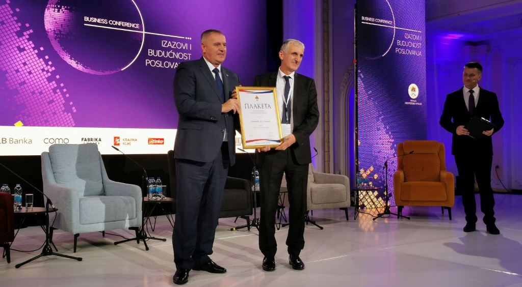 Premijer Radovan Viskovic urucuje plaketu Stevi Savicu