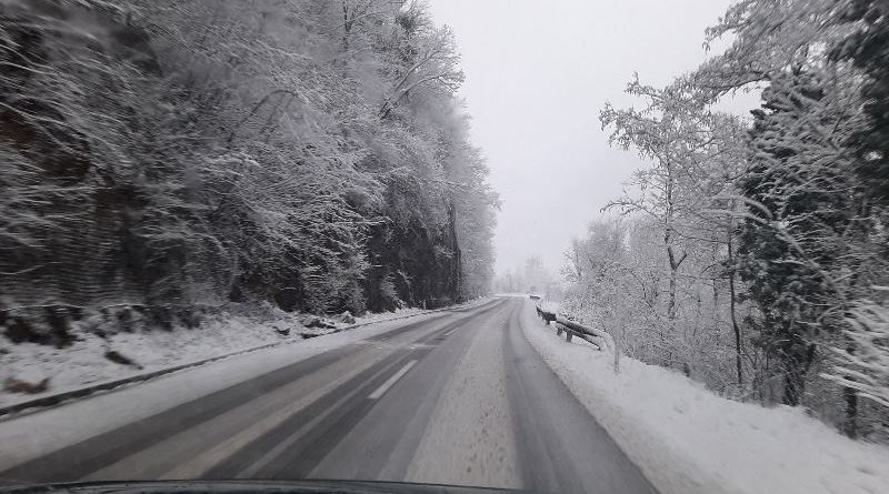 bljuzgavica i snijeg na putu