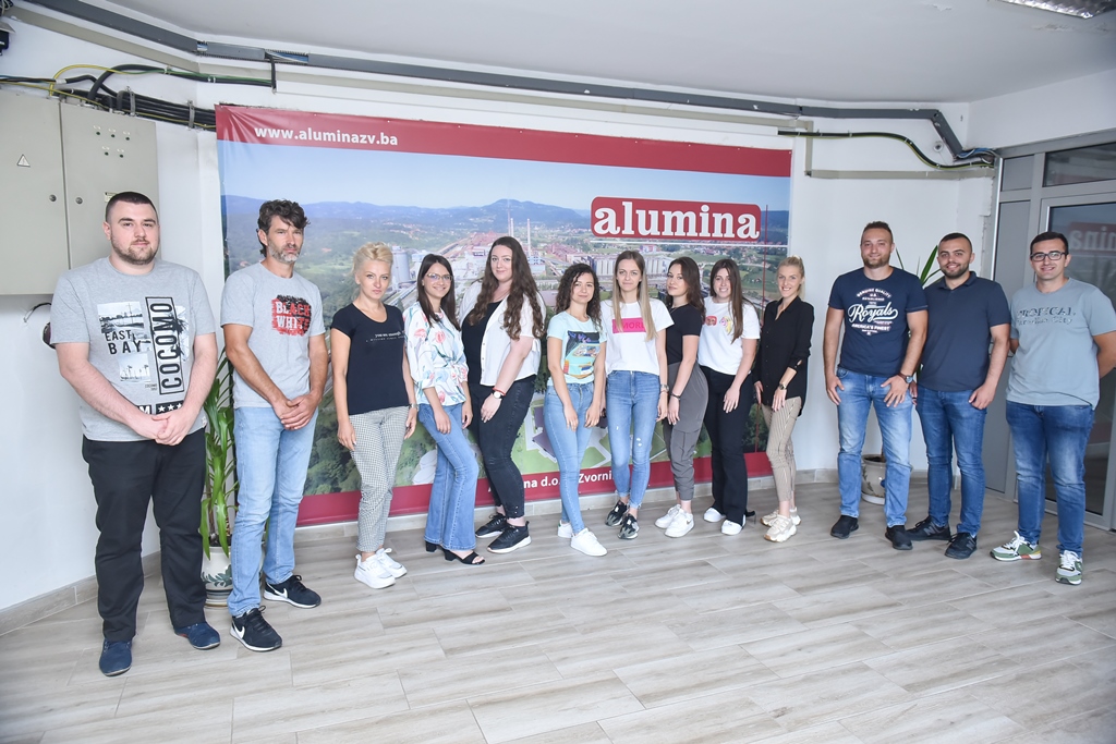 Grupa inzenjera pred pocetak rada u Alumini 1