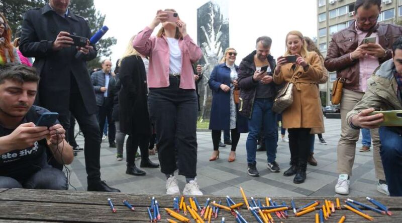 okupljanje novinara ispred narodne skupstine 9 872x610 1