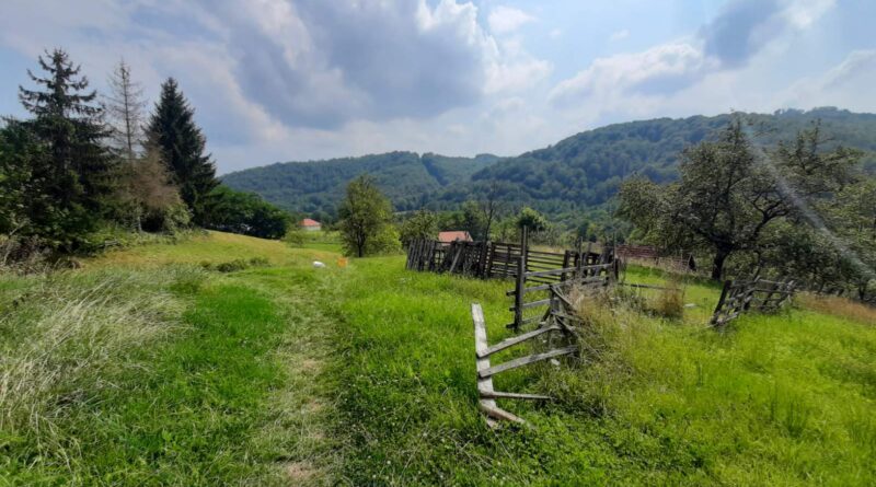 selo ograda polomljena