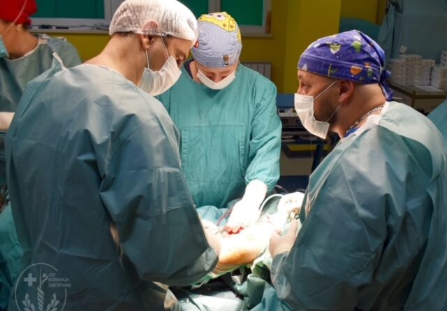 Сарадња ортопеда УКЦ-а и зворничке болнице: Пацијенткињи у размаку од неколико мјесеци оперисана оба кољена