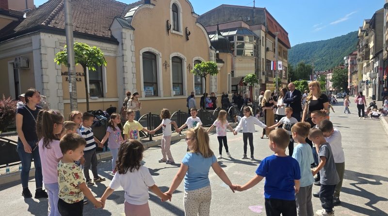 Дјеца цртежима увеличала Дан града Зворника