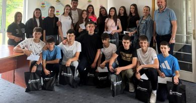 Осмаци: Начелник општине Радан Сарић примио мале матуранте и уручио им новчану помоћ