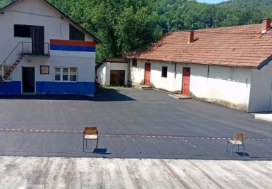 Асфалтиран плато испред Омладинске сале у Јасеници