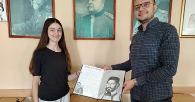Професор историје уз историјске личности – ученица спојила ликовно умијеће и знање за креативан дар професору
