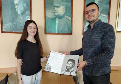Професор историје уз историјске личности – ученица спојила ликовно умијеће и знање за креативан дар професору