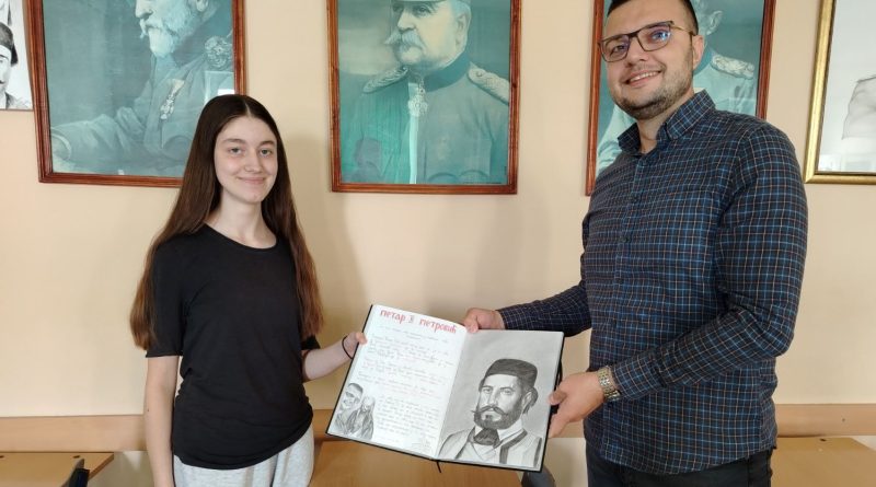 Професор историје уз историјске личности – ученица спојила ликовно умијеће и знање за креативан дар професору