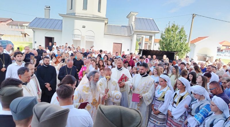 МИТРОПОЛИТ ФОТИЈЕ ОСВЕШТАО ХРАМ НА БРАЊЕВУ: Наше су цркве утемељене на Христу Богочовеку, а не на пролазном и људском
