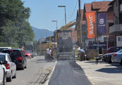 Почело асфалтирање пјешачке стазе на дионици Зворник – Каракај