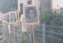 Фотографије убијених Срба из средњег Подриња и Бирча постављене поред пута 