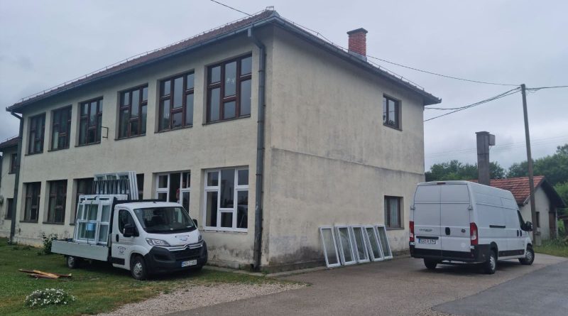 Почела замјена спољашње столарије у школи у Церу