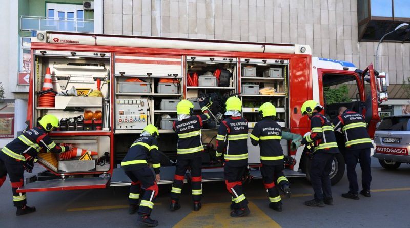 У два пожара горели пилићарник, трактор и 300 бала сијена