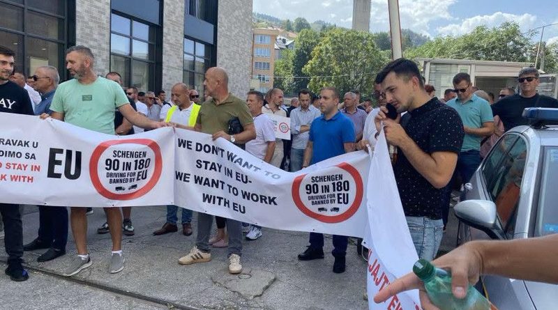 Протест превозника у Сарајеву: Траже дужи боравак у ЕУ или 14. септембра блокирају све границе