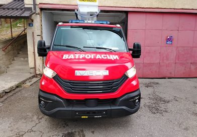 Тршић: Након паљења растиња на њиви ватра захватила возила и дио бензинске пумпе, ватрогасци локализовали пожар